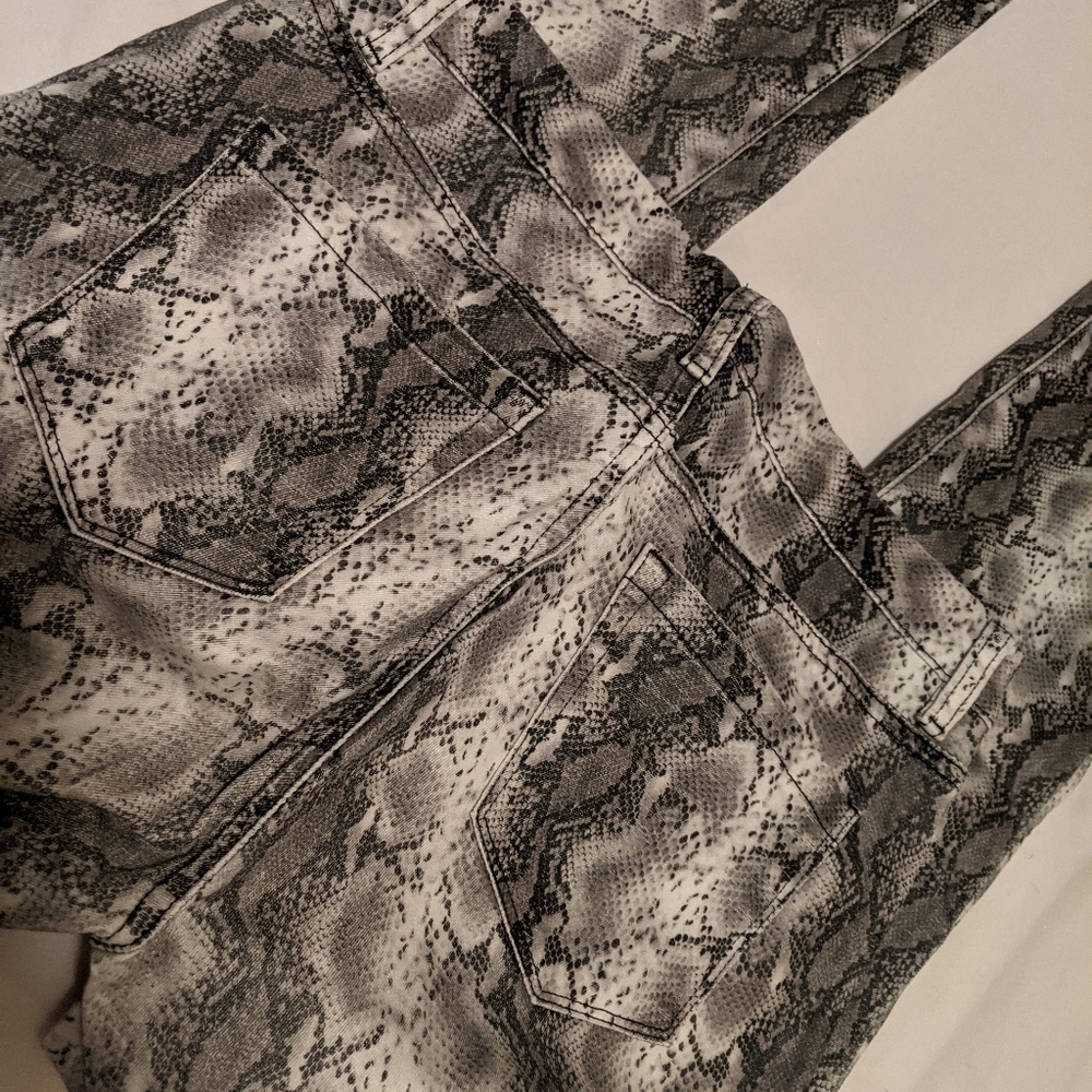 Cache 🎉HP🎉Jeans - Picture 2 of 9